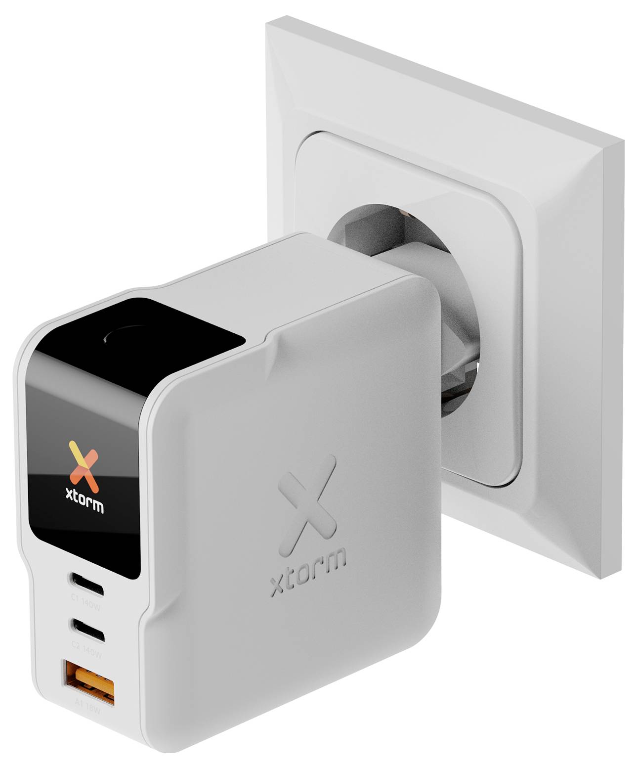 Vit Xtorm väggkontakt inkopplad i ett vägguttag, med en USB-C-port och orange USB-A-port synlig på framsidan.