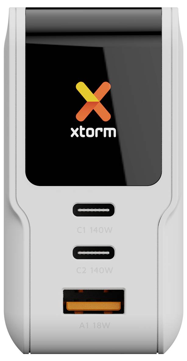 Vit Xtorm väggadapter med svart övre panel och orange logotyp, visar två USB-C-portar märkta C1 140W och C2 140W plus en USB-A-port märkt A1 18W.