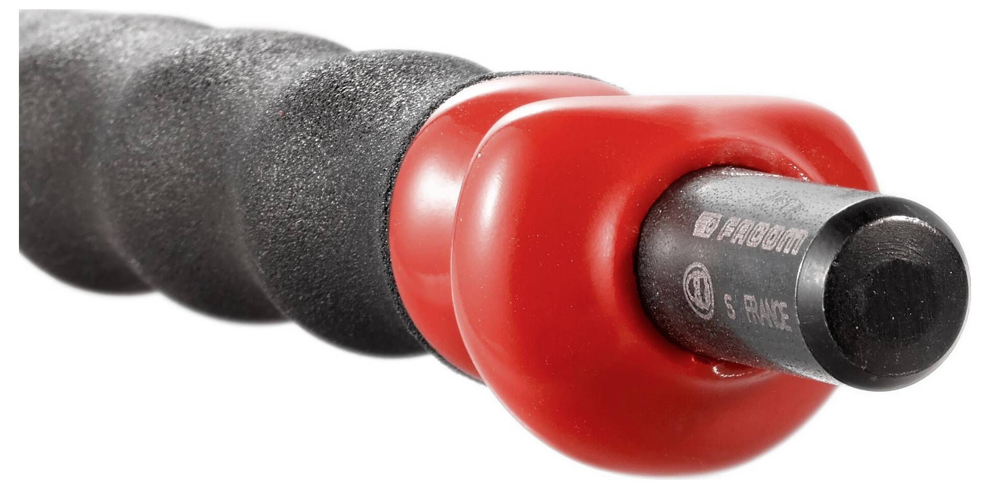 Närbilds av ett svart-rött handtag med en röd säkerhetskrage och en svart cylindrisk spets, visad mot en vit bakgrund.
