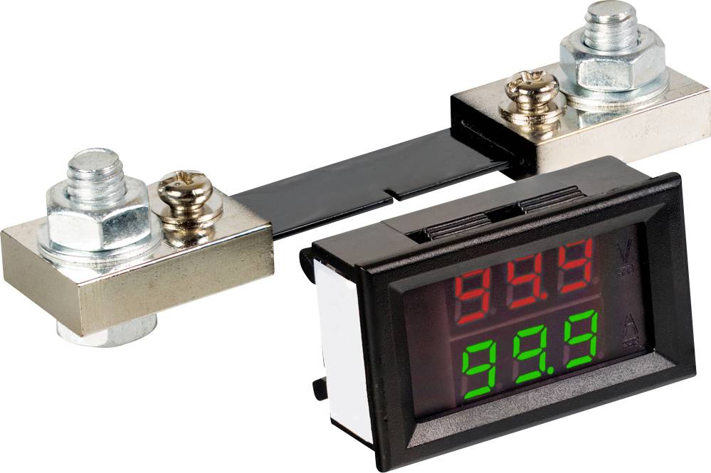 Digital panelmultimeter med röda och gröna LED-Displayningar anslutna genom en metallshuntmotstånd med bultade anslutningar.
