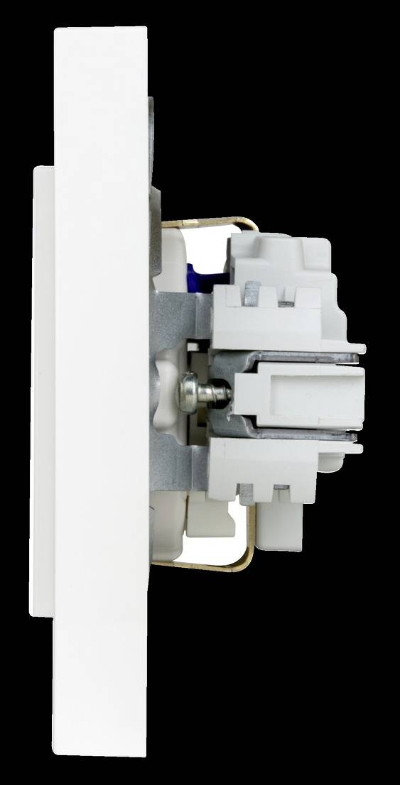 Sidovy av en vit elektricitetsväggswitchkonstruktion monterad på en platta, som visar den interna switchhårdvaran mot en svart bakgrund.