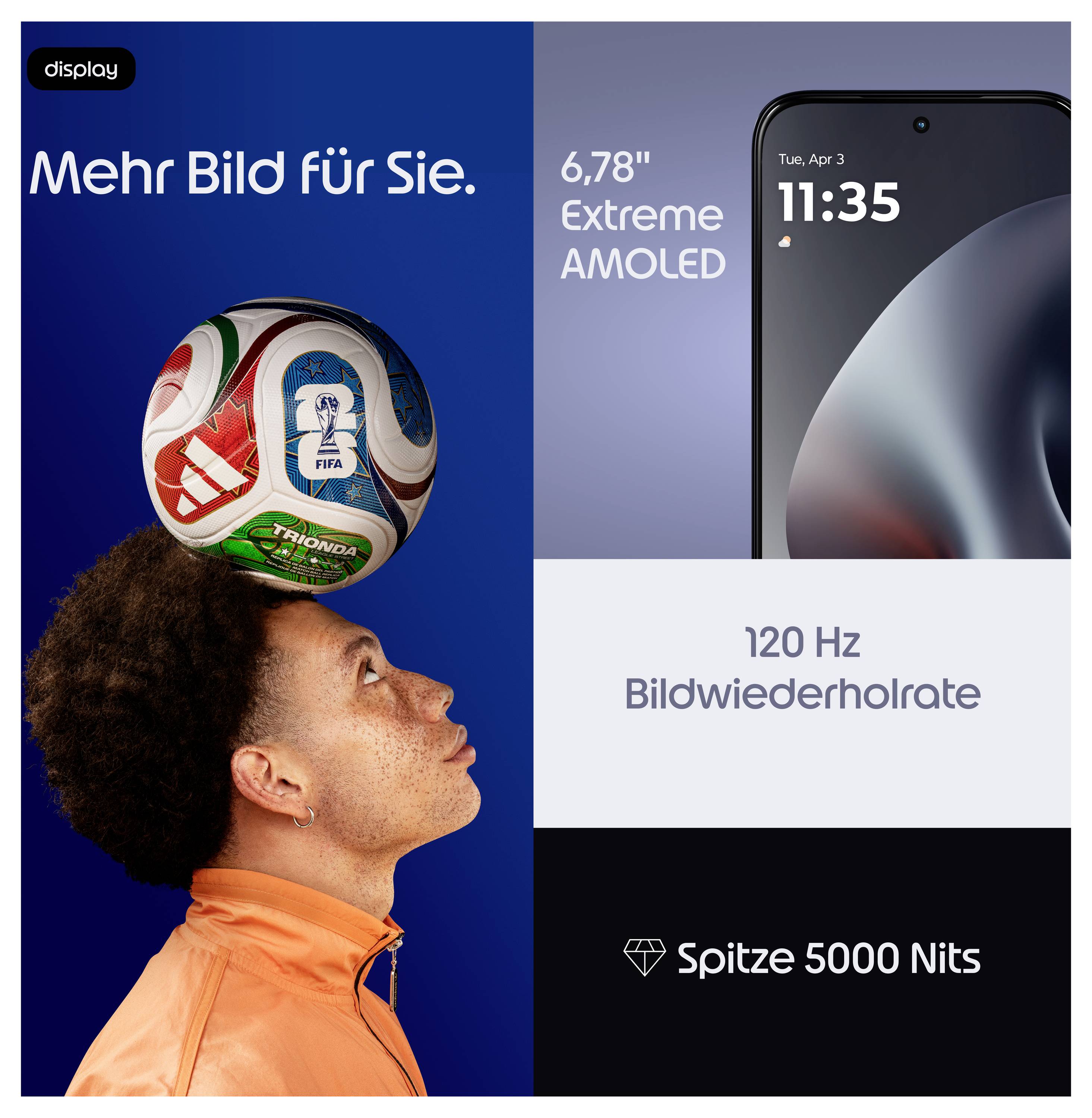 Reklamkampanj för smartphoneskärm som visar en spelare som balanserar en fotboll; texten framhäver '6,78" Extreme AMOLED', '120 Hz uppdateringsfrekvens', och 'Topp 5000 Nits'.