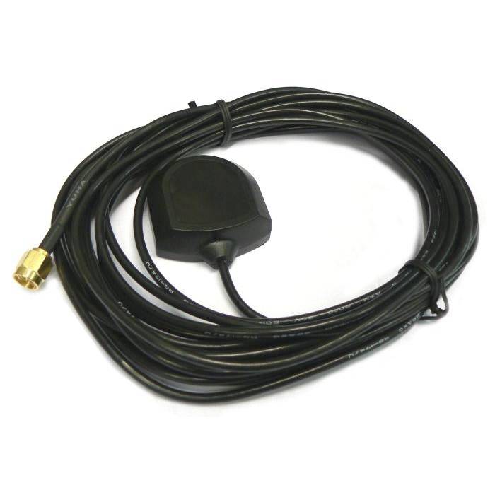 Svart GPS-antenn med långt spiralformat kabel och guldpläterad kontakt på vit bakgrund.