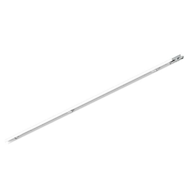 Lång silvermetallremsa eller skena visad diagonalt på en helt vit bakgrund.