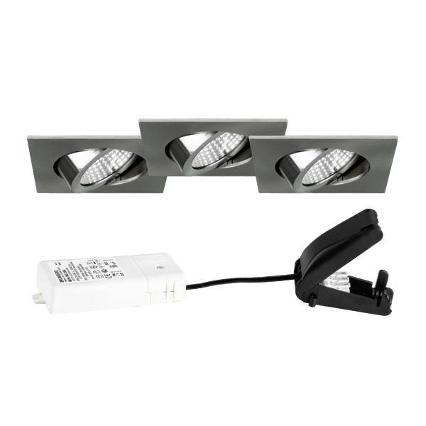 Tre nedsänkta LED-armatur med vit strömkontakt och svart klämma, visad som ett belysningskit på vit bakgrund.