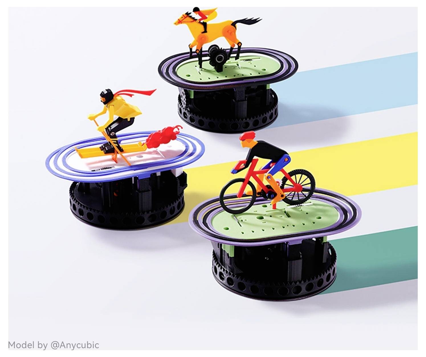 Tre miniatyrala actionfigurer på runda displaybaser: en cyklist, en skidåkare med röd rök och en hästridare, varje på färgglada randiga plattformar.