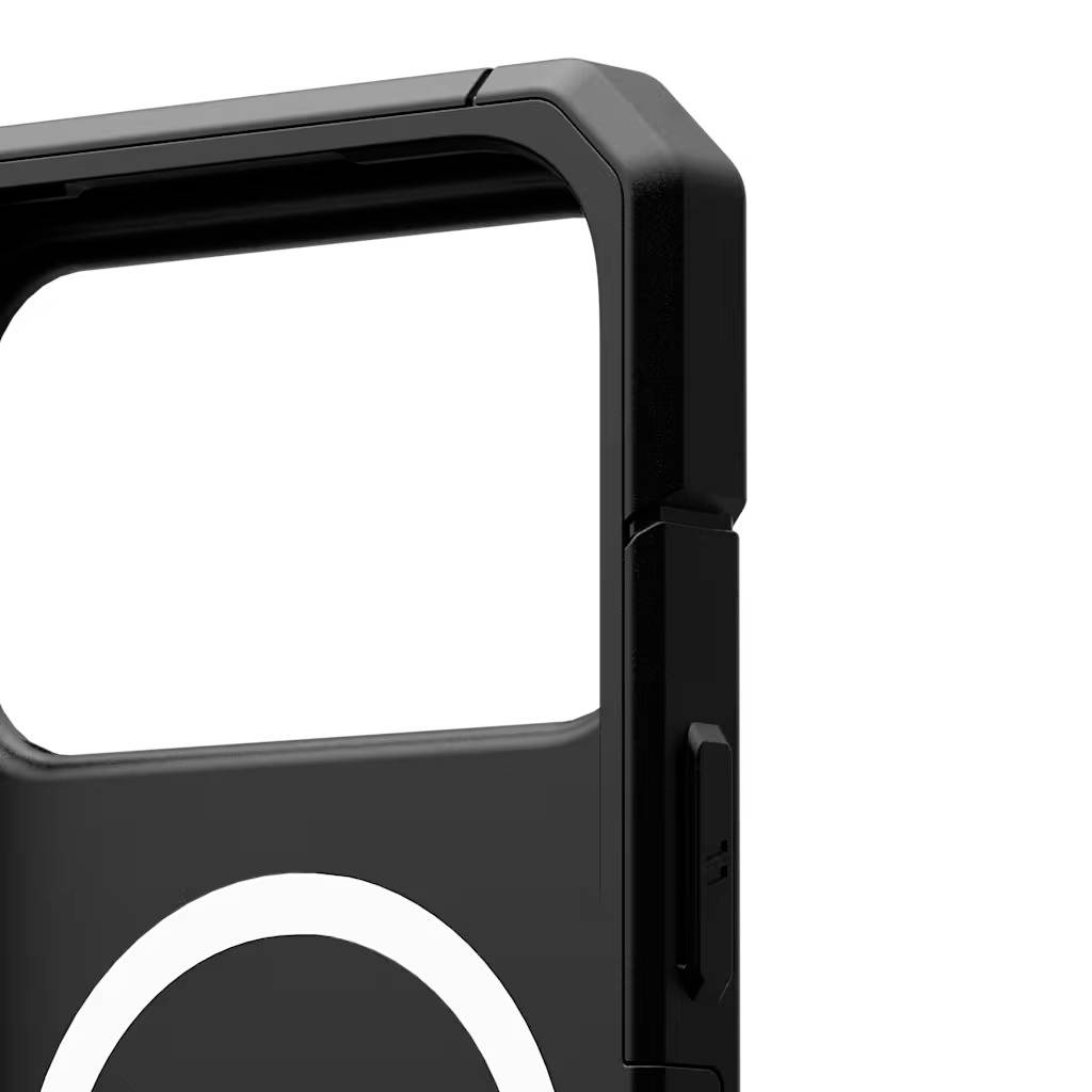 Närbild av ett svart devices hörn med en stor vit cirkulär logotyp och en sidoknapp eller strömbrytare på en vit bakgrund.