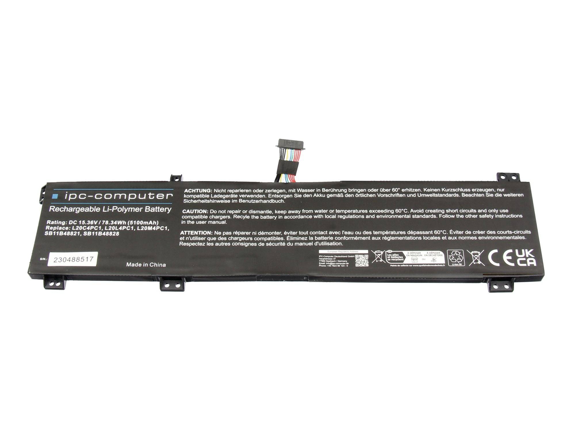 Lång svart IPC-datorns bärbar datorns batterienhet med ansluten kontakt och tryckta säkerhetsetiketter på en vit bakgrund.