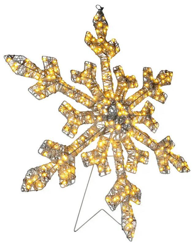 Belyst trådmodell snöflinga prydnad med varma vita ljus på ett ställ mot en vit bakgrund.
