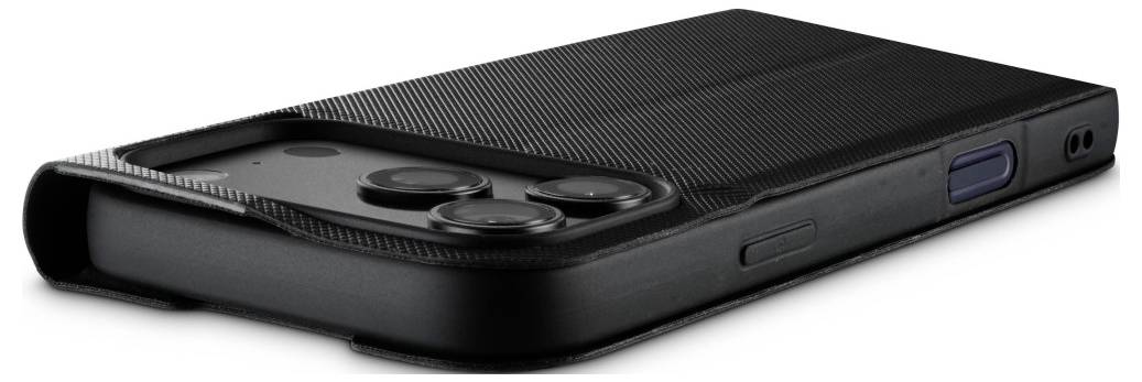 Svart texturerad smartphoneväska visad i perspektiv, med upphöjda kamera- och knappurklippningar.