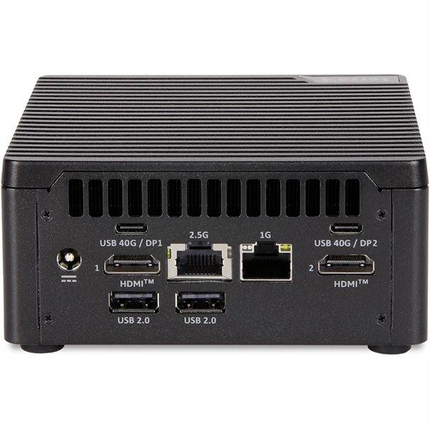 Bakvy av en kompakt svart datorsort som visar portar: två HDMI, två USB-C "USB 40G / DP", två USB 2.0, och 2,5G och 1G Ethernet.
