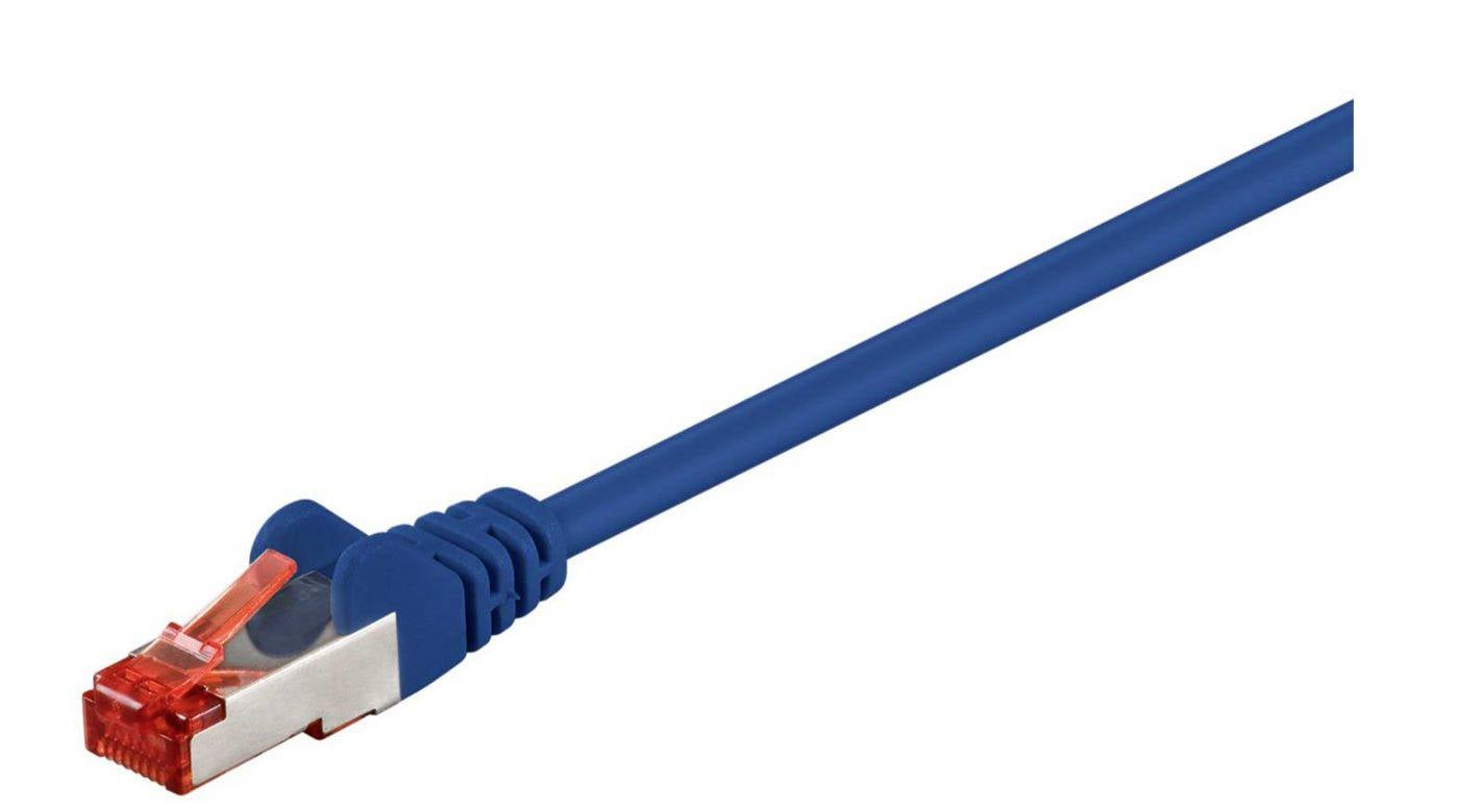 Blå Ethernet-nätverkskabel med RJ45-kontakt på vit bakgrund.