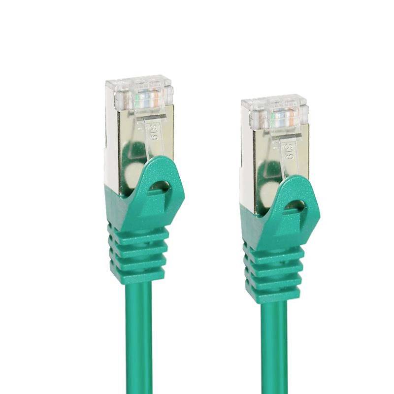 Två gröna Ethernet-kabelkontakter med genomskinliga plaständar visade på en vit bakgrund.
