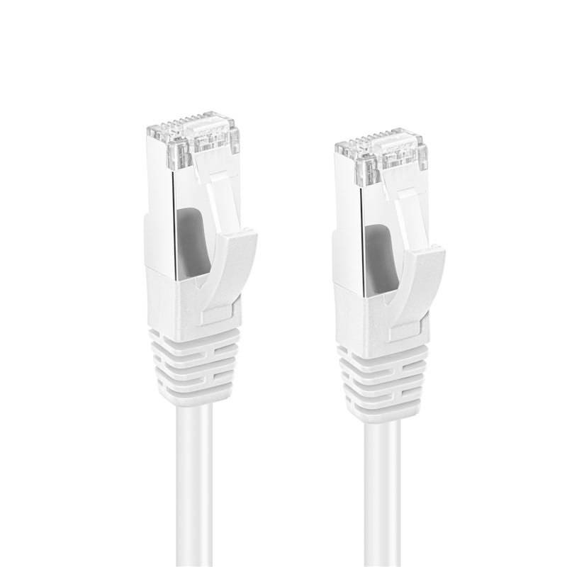 Två vita Ethernet-kablar med transparenta RJ45-kontakter visade sida vid sida på en vit bakgrund.