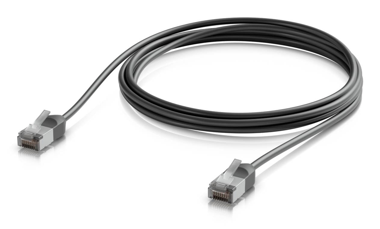Upprullad grå Ethernet-nätverkskabel med RJ45-kontakter i båda ändar