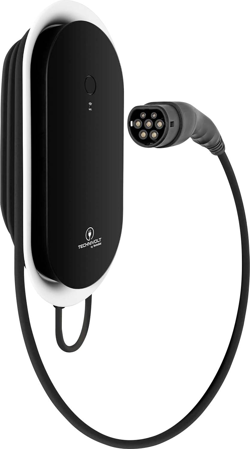 Svart väggmonterad laddningsstation för elektriska fordon med ansluten kabel och cirkulär kontakt på vit bakgrund.