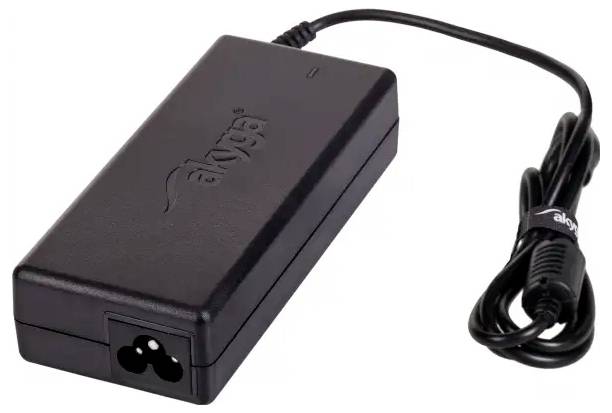 Svart bärbar datorströmadapter med ansluten sladd och kontakt på vit bakgrund.