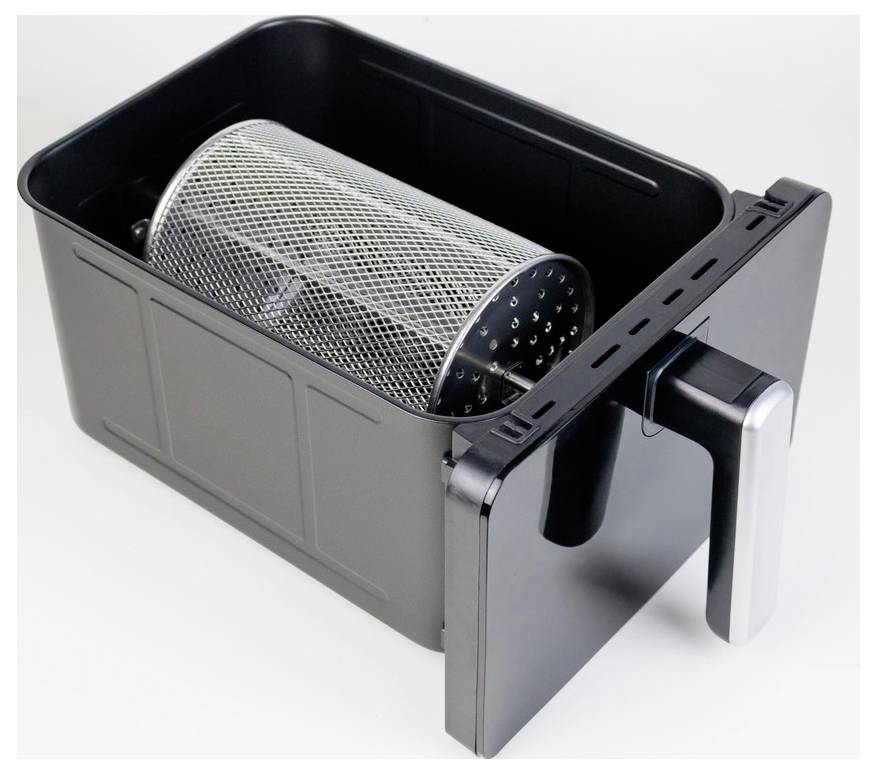 Närbild av en svart bänkskiva med ett apparatlåde innehållande en mesh-metallcylinderkorg inuti och ett silverhandtag, troligen en fritös eller matlagringskorg.