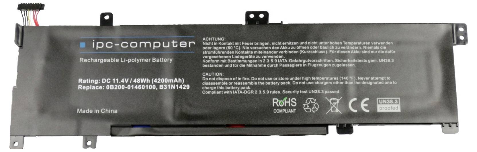 Batteripaketet för bärbar dator märkt "ipc-computer" med kablar och monteringsflikar, visar kompatibilitet och säkerhetsmärkningar inklusive RoHS och CE.