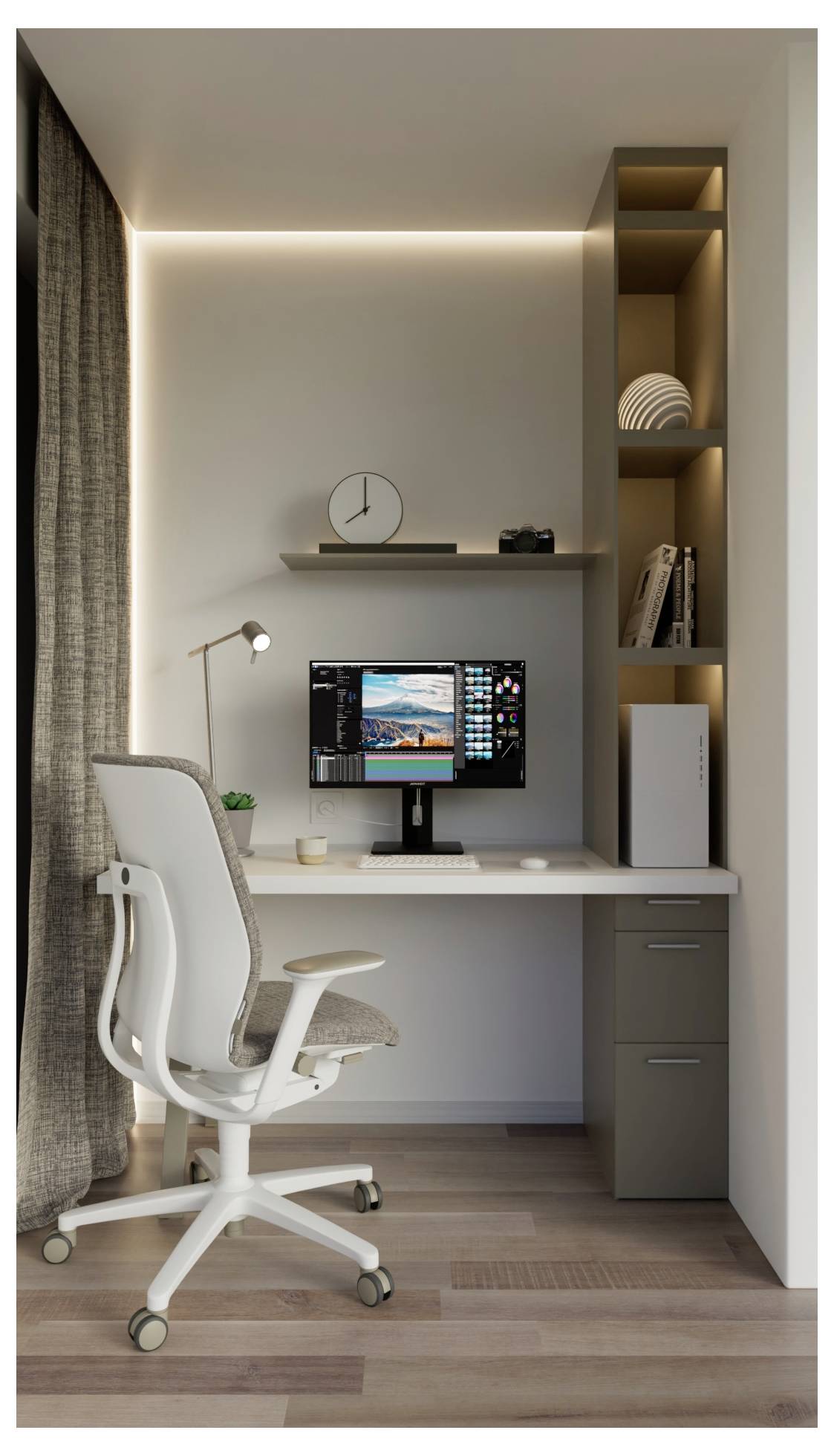 Modernt hemmakontor i ett litet väggsprång med skrivbord, monitor, justerbar stol, arbetsbordlampa, väggshylla och förvaringsskåp.