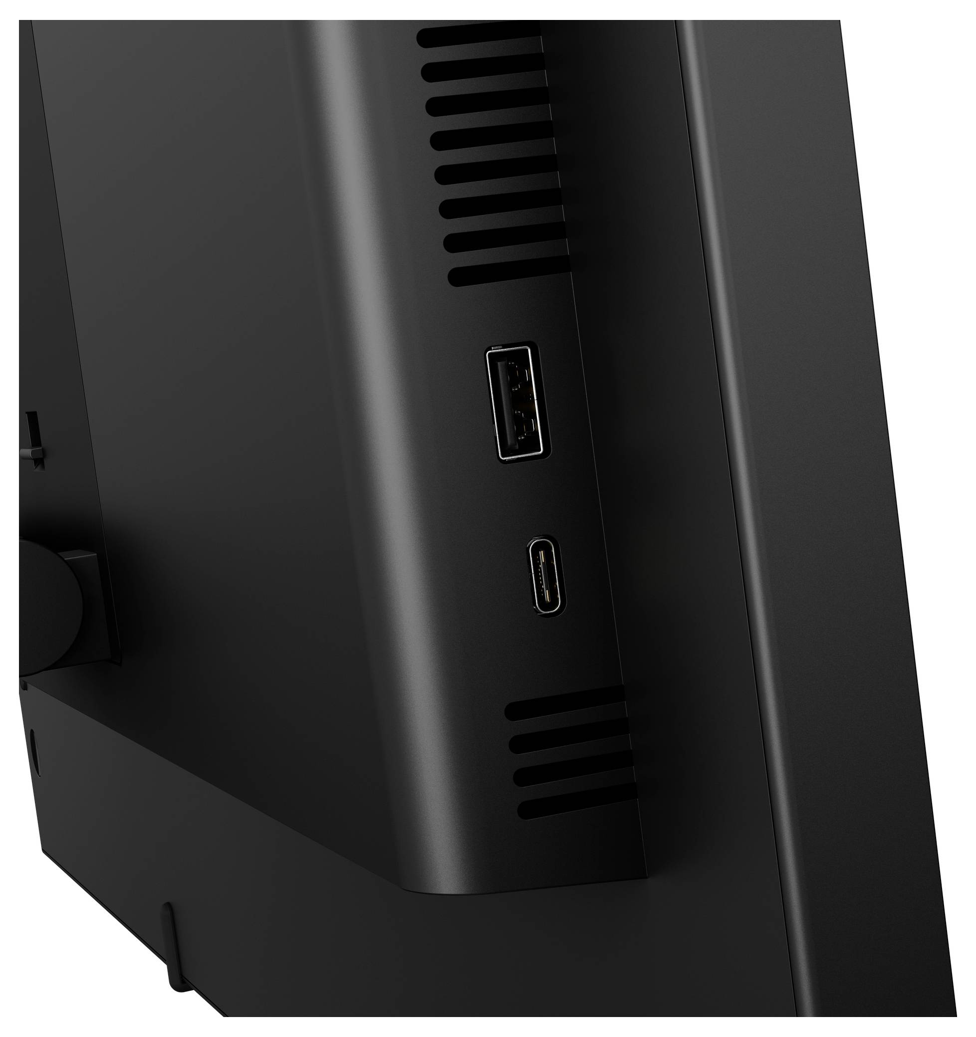 Närbild av ett svart devices bakpanel med ventilationsspår och två portar, inklusive USB-A och USB-C.
