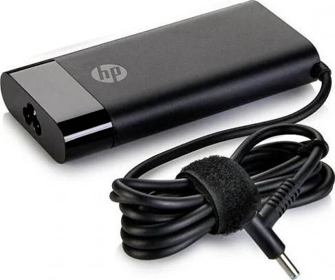 HP-laptopströmsadapter med fastsatt kabel och cylindrisk kontakt på vit bakgrund.