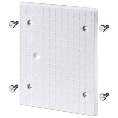 Vit plastväggmonteringspanel med fyra skruvar, visad separat för att illustrera installationen.