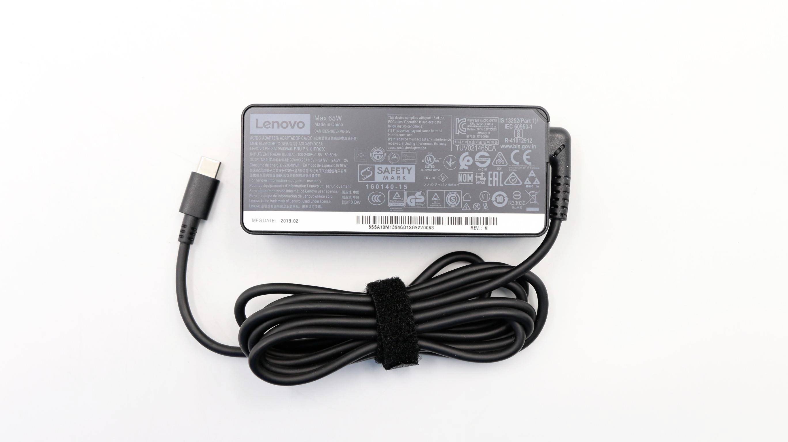Lenovo-bärbar datorströmadapter med ansluten USB-C-kabel och lindad sladd på vit bakgrund.