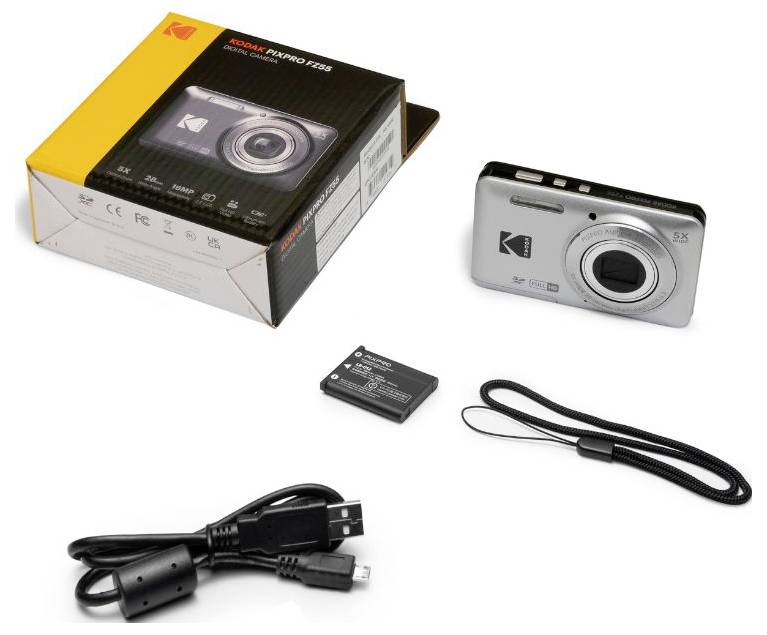 Kodak digitalkamerasats med låda, kompaktkamera, batteri, handledsrem och USB-laddningskabel på vit bakgrund.
