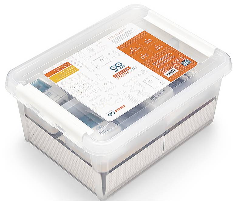 Transparent plastförvaring med genomskinligt lock, som visar blandade paketerade varor och en utskriven etikett inuti.