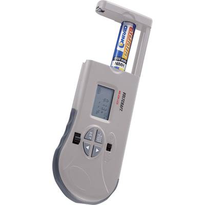 En batteritestare mäter den återstående laddningen i ett AA-batteri och visar värdet på en digital display.