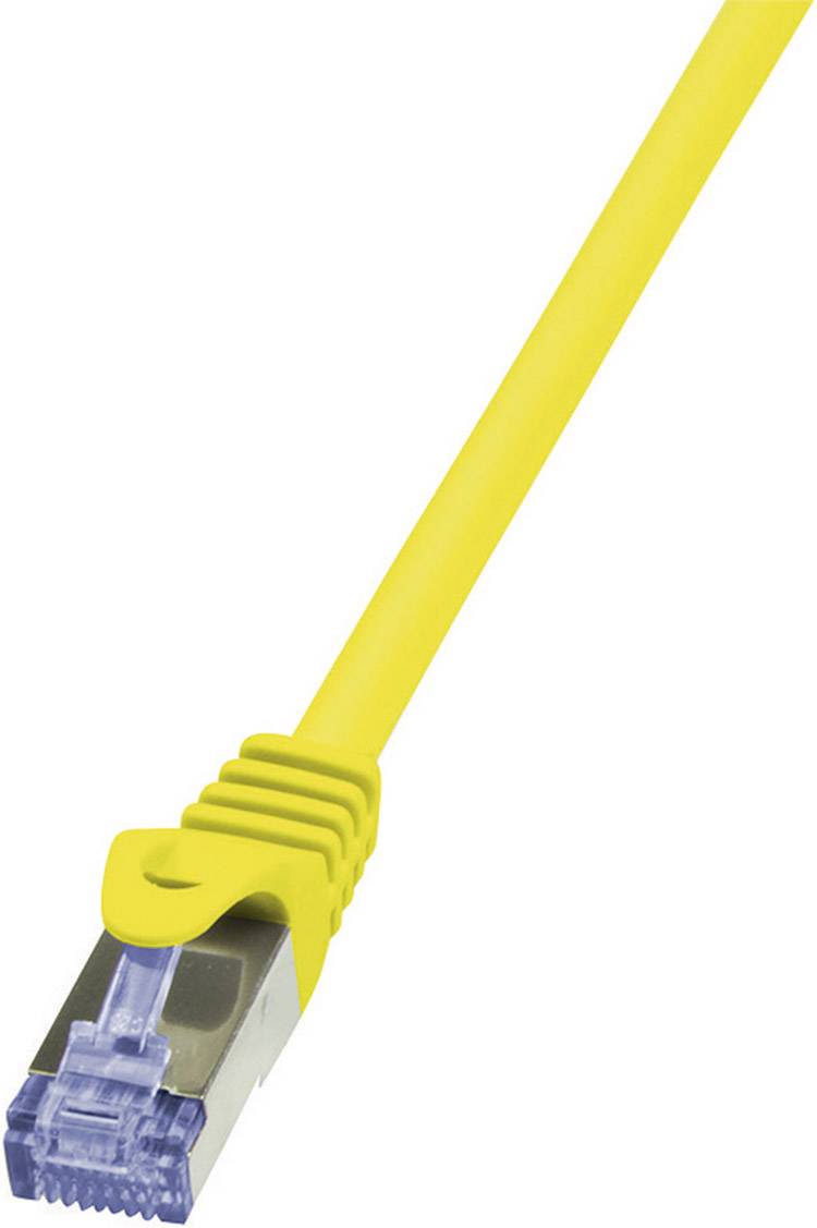 Gult Ethernet-kabel med genomskinlig kontakt på vit bakgrund.