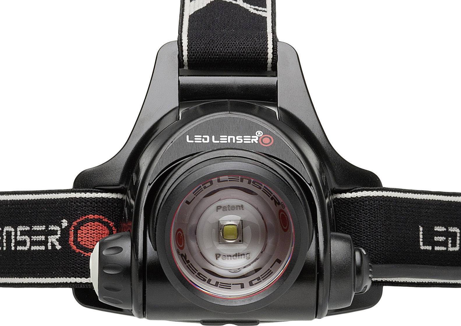 Pannlampa med svart hölje och 'LED Lenser' logotyp, centrerad ljuskälla och justerbart pannband, placerad på en vit yta.