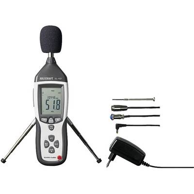 En decibelmätare på ett litet stativ visar en avläsning på 51,8 decibel. Bredvid ligger olika anslutningskablar och en nätadapter.