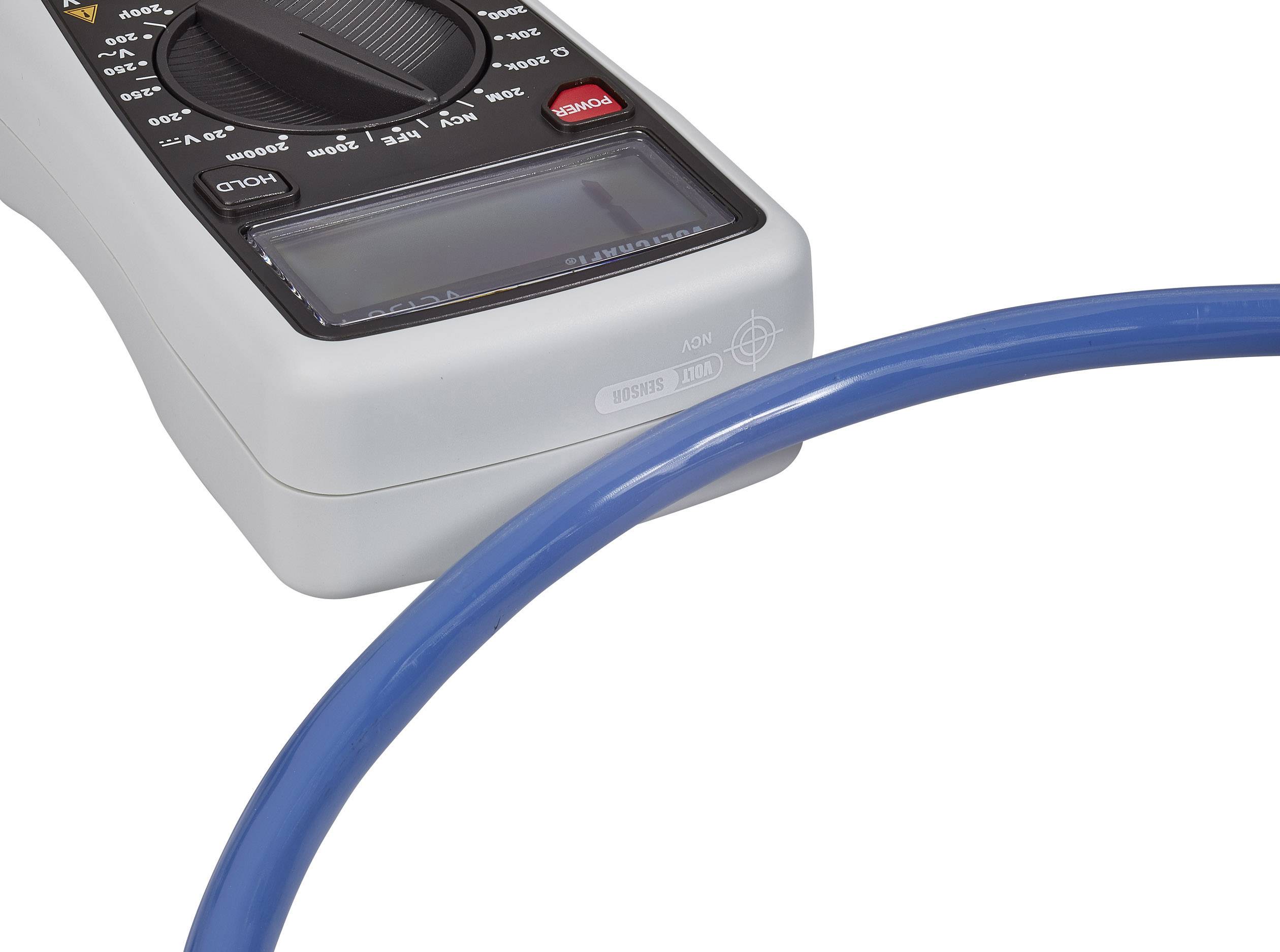 Ett multimeter med digitalt display ligger bredvid en blå kabel. Multimetern används för att mäta elektriska värden.