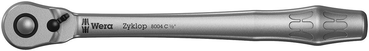 En silverfärgad spärrskiftnyckel med ergonomiskt handtag och en spärrspak på sidan. Märkning 'Wera Zyklop 8000 C 1/4'.