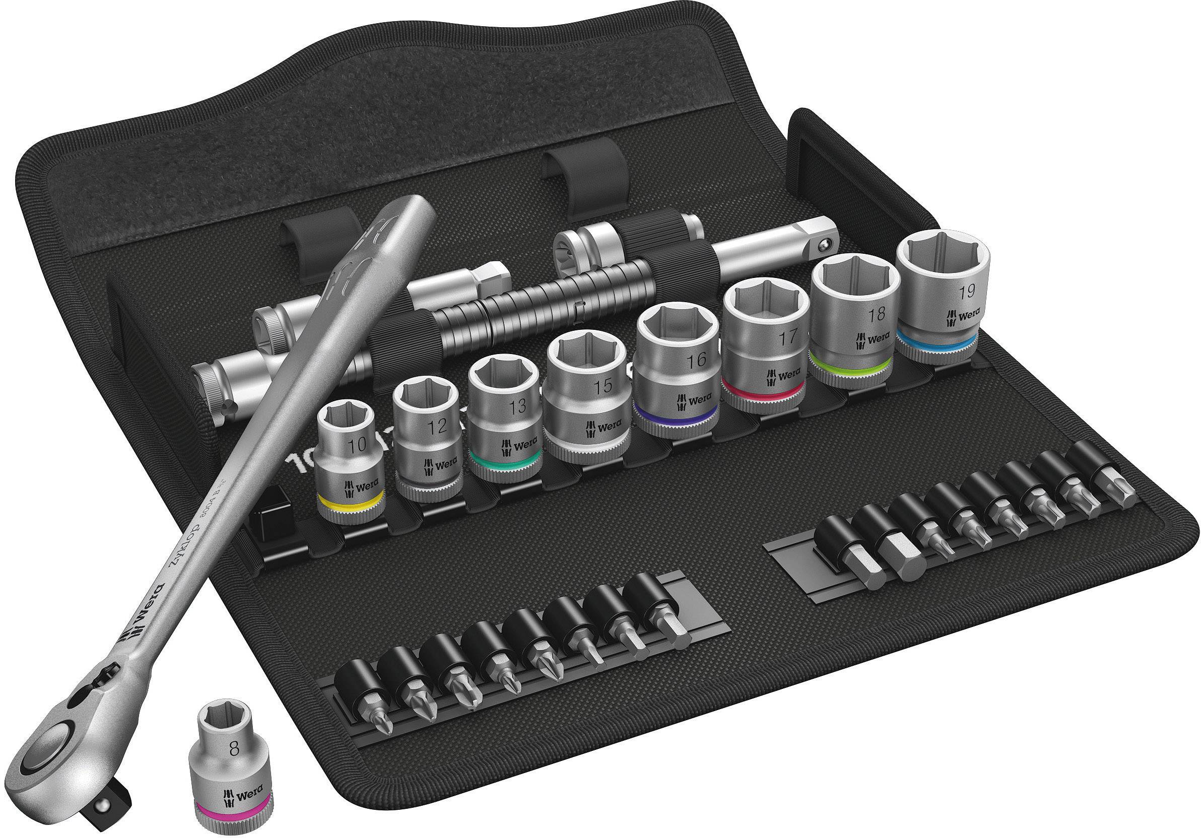 Skruvnyckelset med olika hylsstorlekar och bits, presenterat i ett svart fodral.