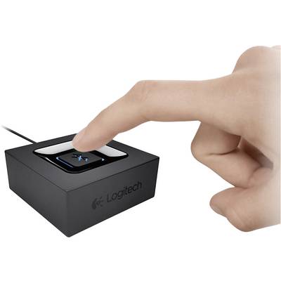En hand pekar på en svart Logitech Bluetooth-switch med ett lysande blått Bluetooth-symbol.