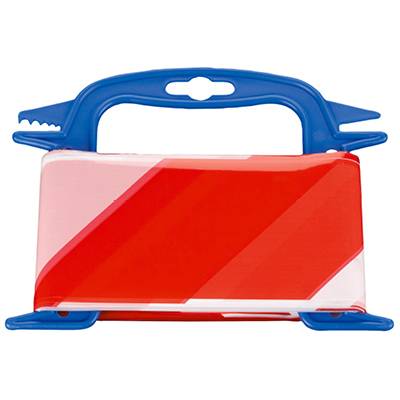 Ett rött-vitt paket, säkrat med ett blått plastbärkassehandtag.