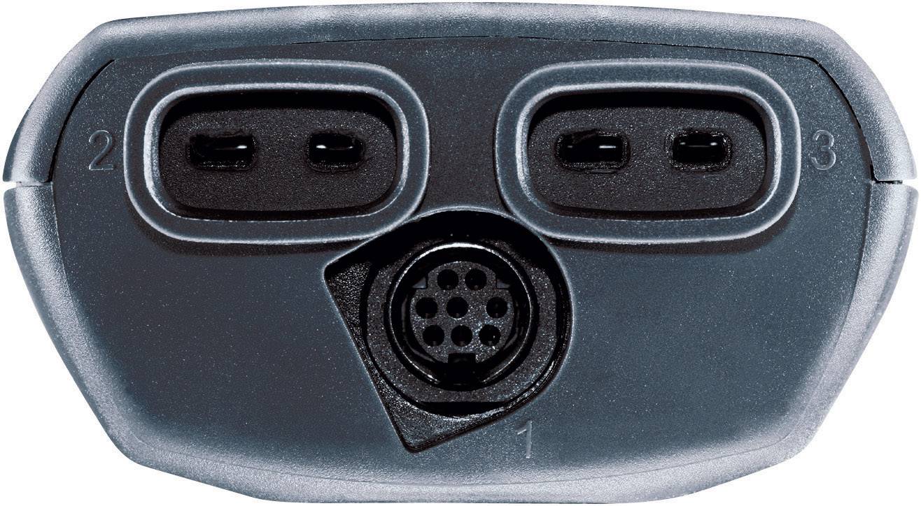 Närbild av en elektronisk kontakt med flera svarta anslutningsplatser och ett centralt cirkelformat uttag.