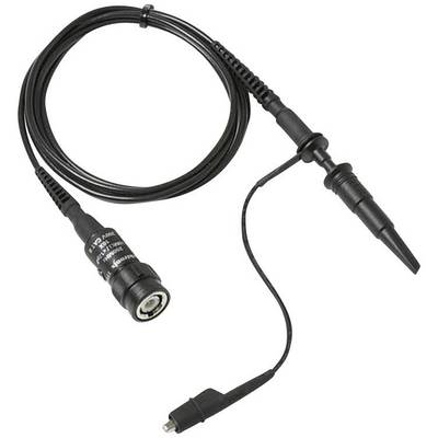 Ett svart oscilloskop-mätkabel med BNC-kontakt och mätspets, använt för elektroniska signalmätningar.
