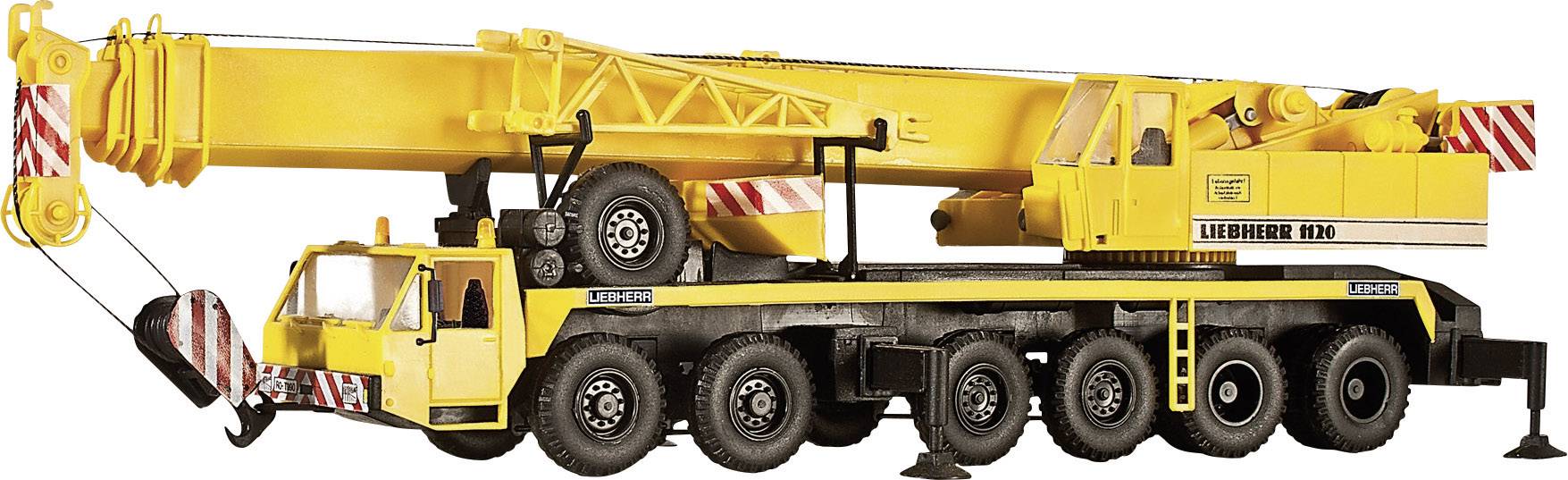 En gul mobil kran med texten 'Liebherr', redo att användas. Sex axlar visar den robusta konstruktionen.