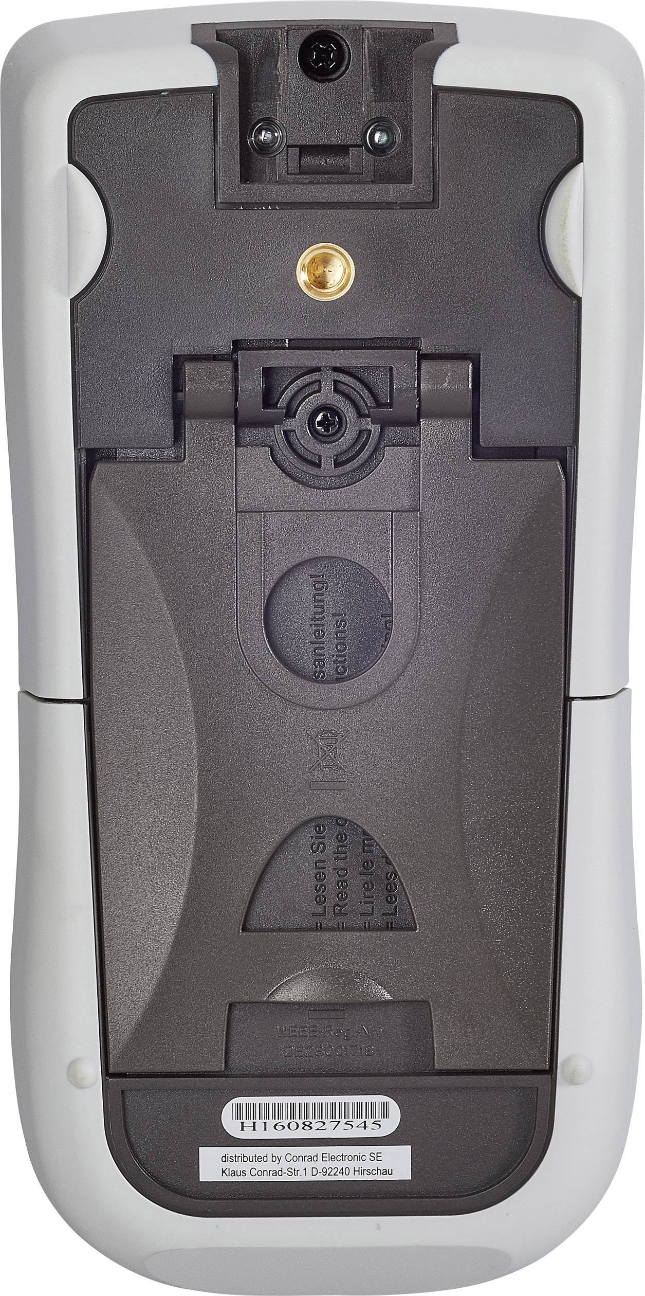 Baksidan av en fjärrkontroll med batterifack och serienummer. Högst upp syns en sensor eller anslutning.
