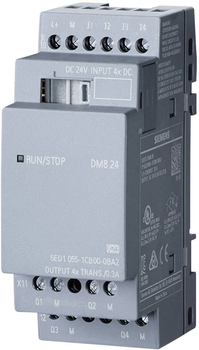 En grå elektrisk enhet med etiketter: 'DC 24V INGÅNG 4x DC', 'KÖR/STOPP', 'UTGÅNG 4x TRANS 0,3A', visar ingångs- och utgångsdetaljer.