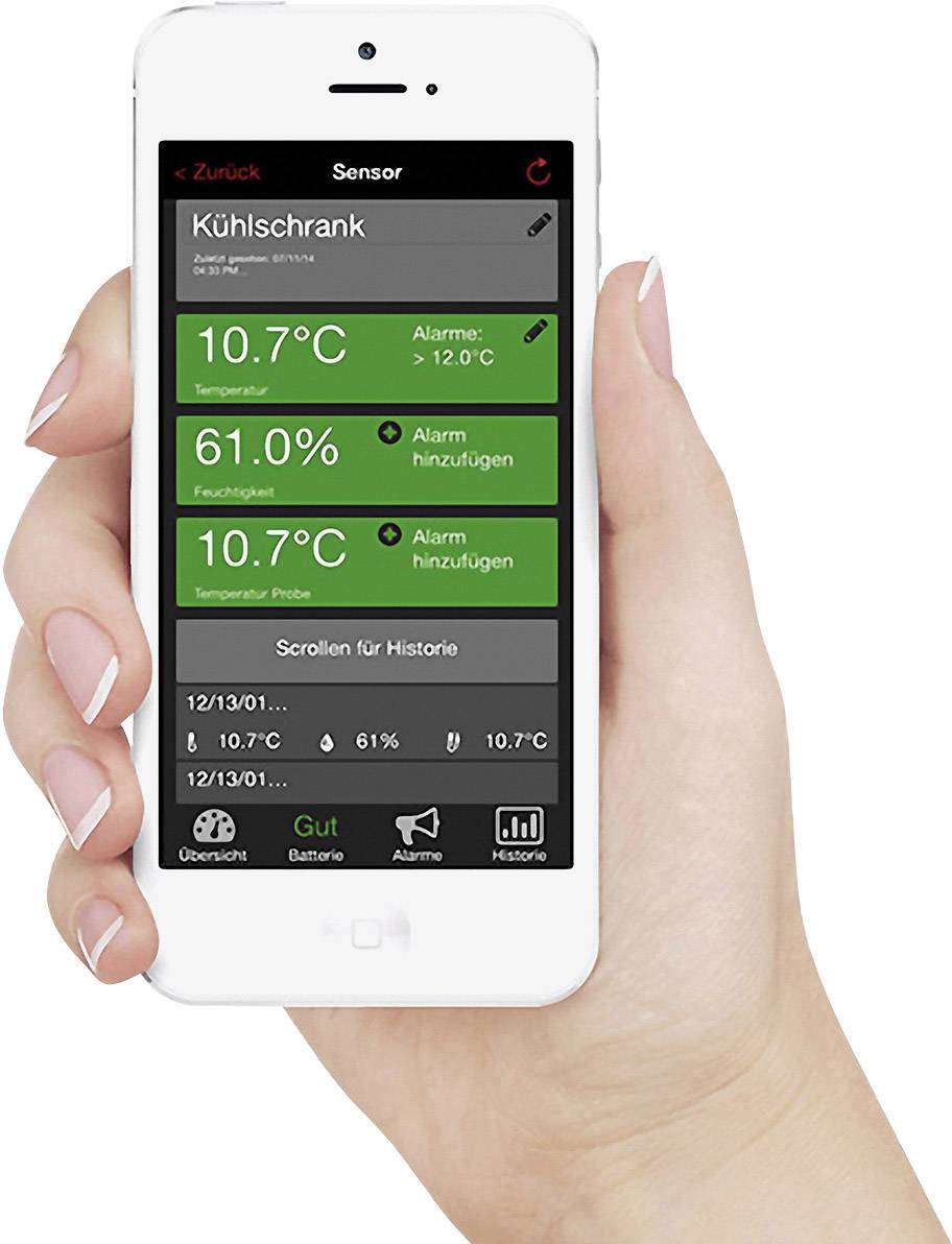 En hand håller en smartphone som visar en app med gröna informationsfält: Temperatur 10,7°C, luftfuktighet 61,0%.