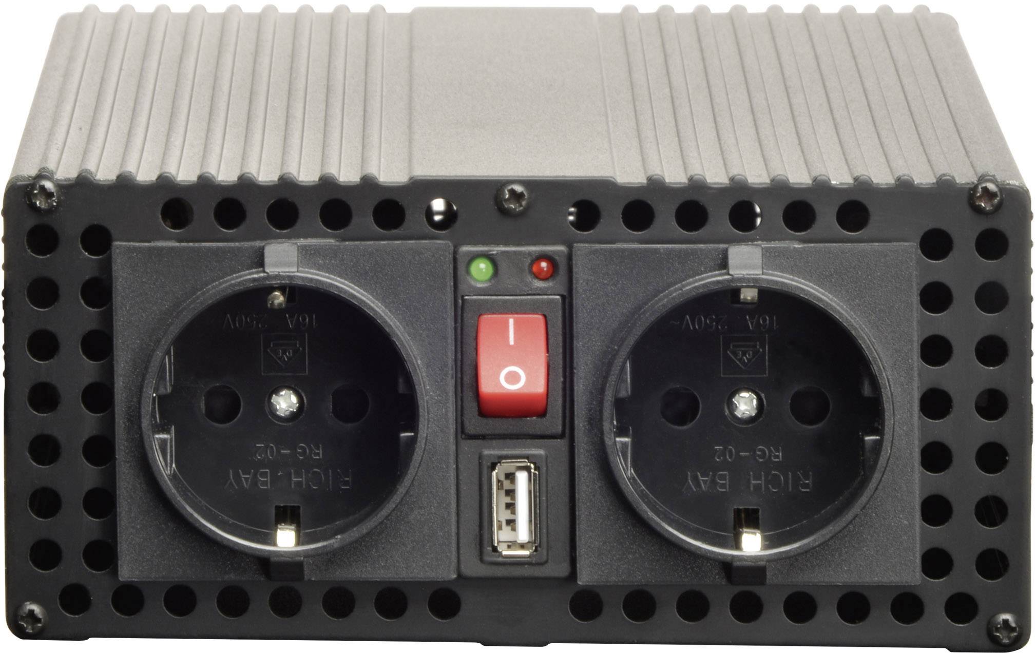 En svart spänningstransformator med två eluttag, röd strömbrytare och USB-port. Lämplig för elektriska enheter under resan.
