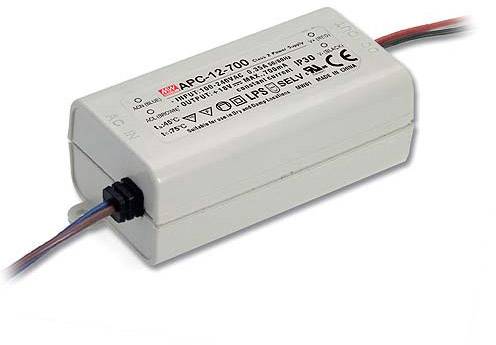 En vit elektrisk strömförsörjning med texten 'Mean Well APC-12-700'. Den har kablar i båda ändar och flera tekniska symboler.