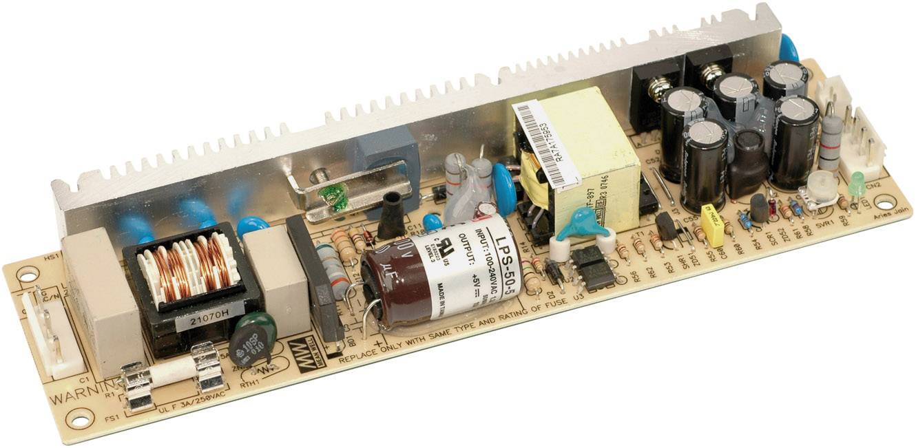 En elektronisk kretskort med olika komponenter som kondensatorer, spolar och motstånd, typiskt för enhetsstyrning.