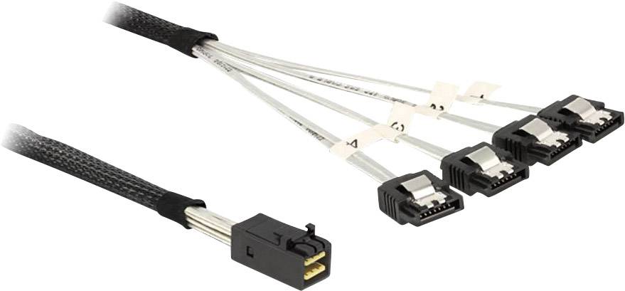 En kabel med en kontakt som delar sig i fyra separata anslutningar. Den har svarta och silverfärgade komponenter.