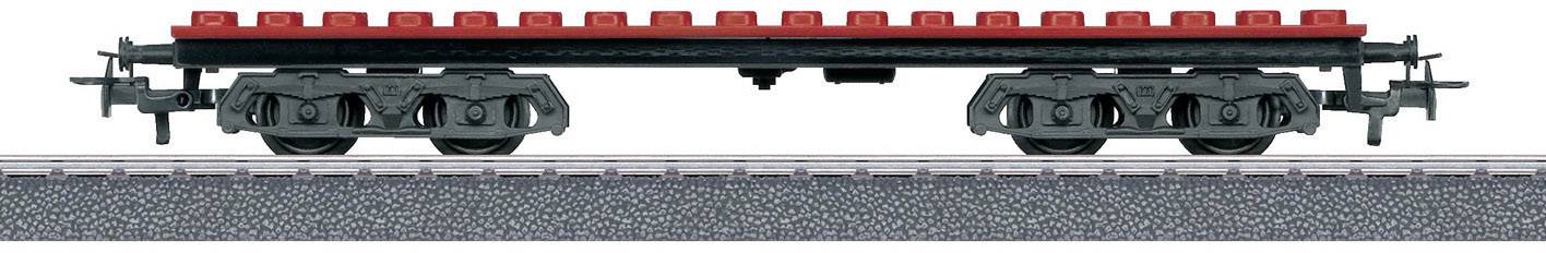 En röd och svart LEGO-tågvagn på ett grått spår. Vagnen har inga påbyggnader eller ytterligare detaljer.